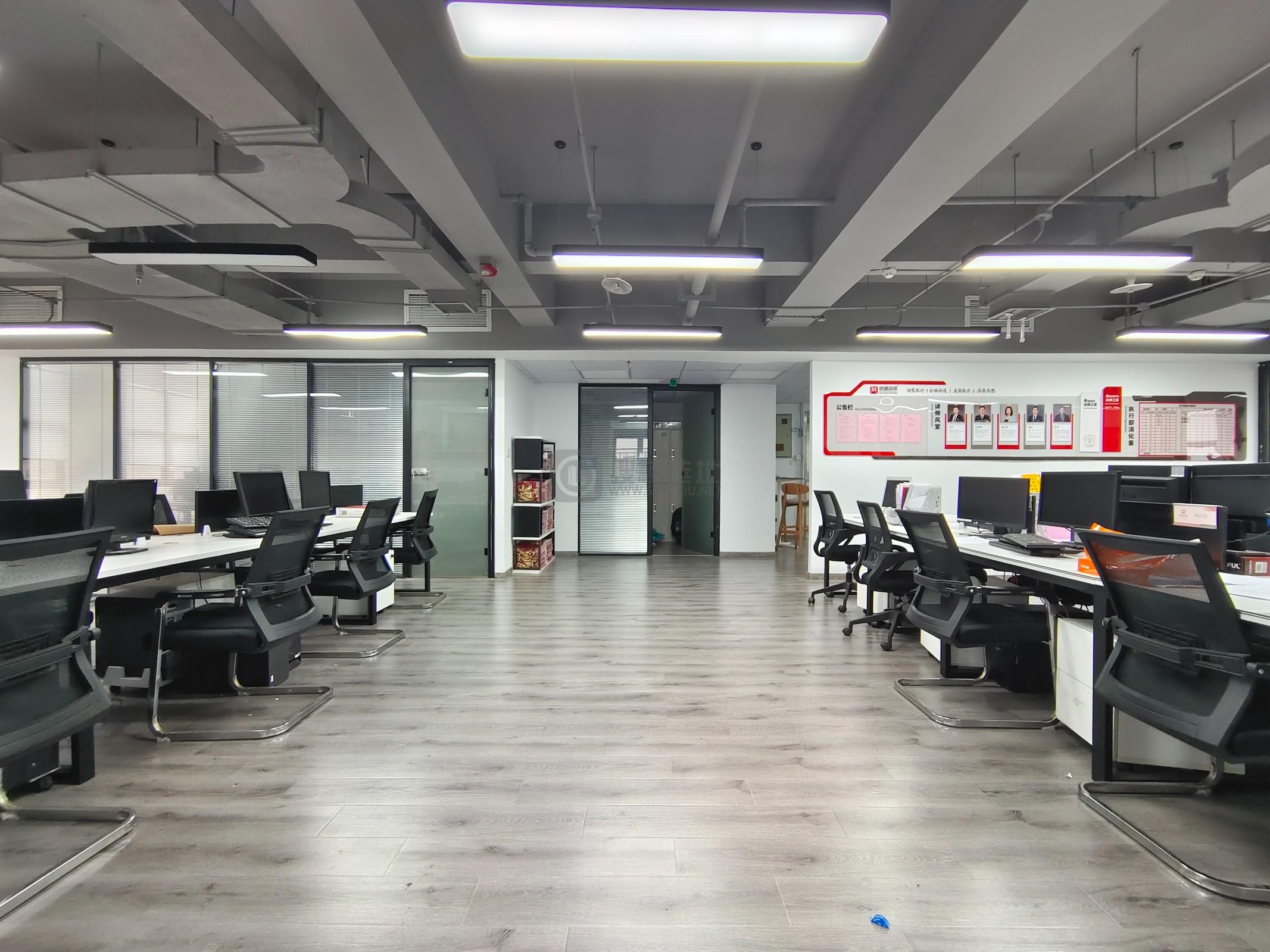 君临国际面积270平