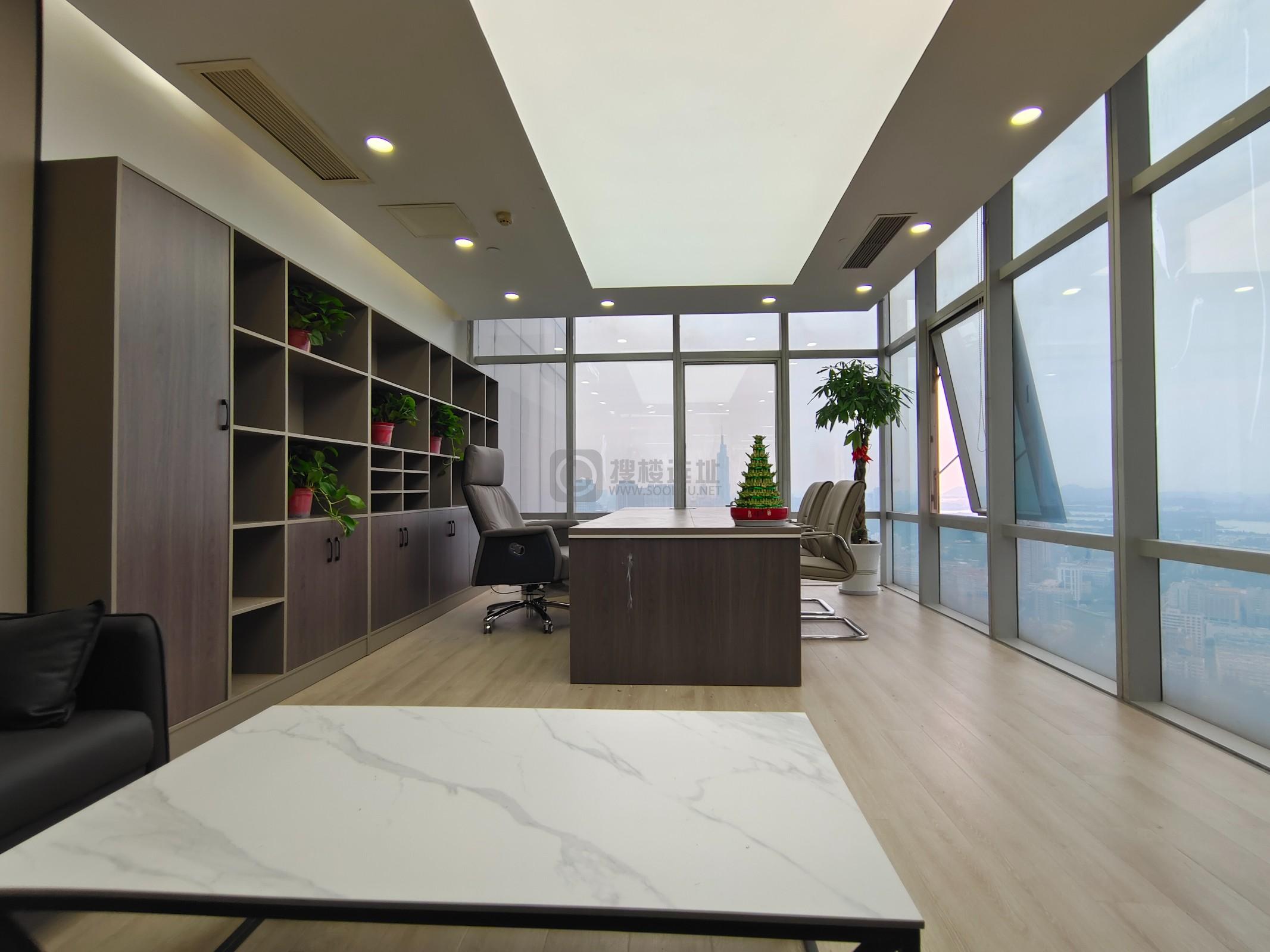 新世纪广场面积308平