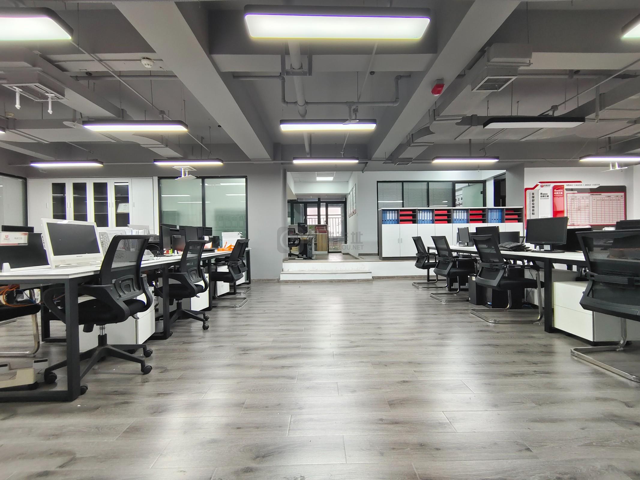 君临国际面积270平