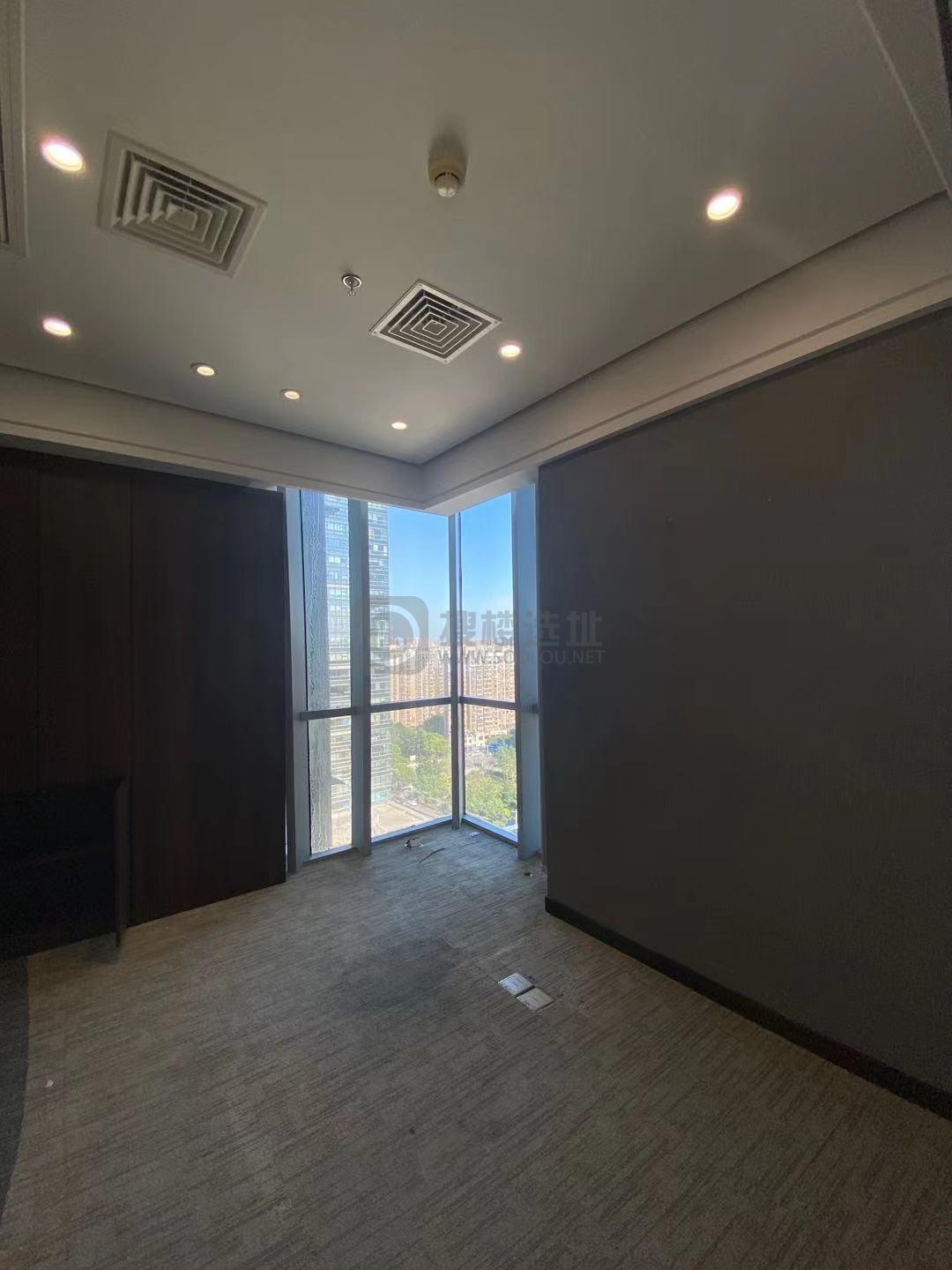 新地中心面积296平