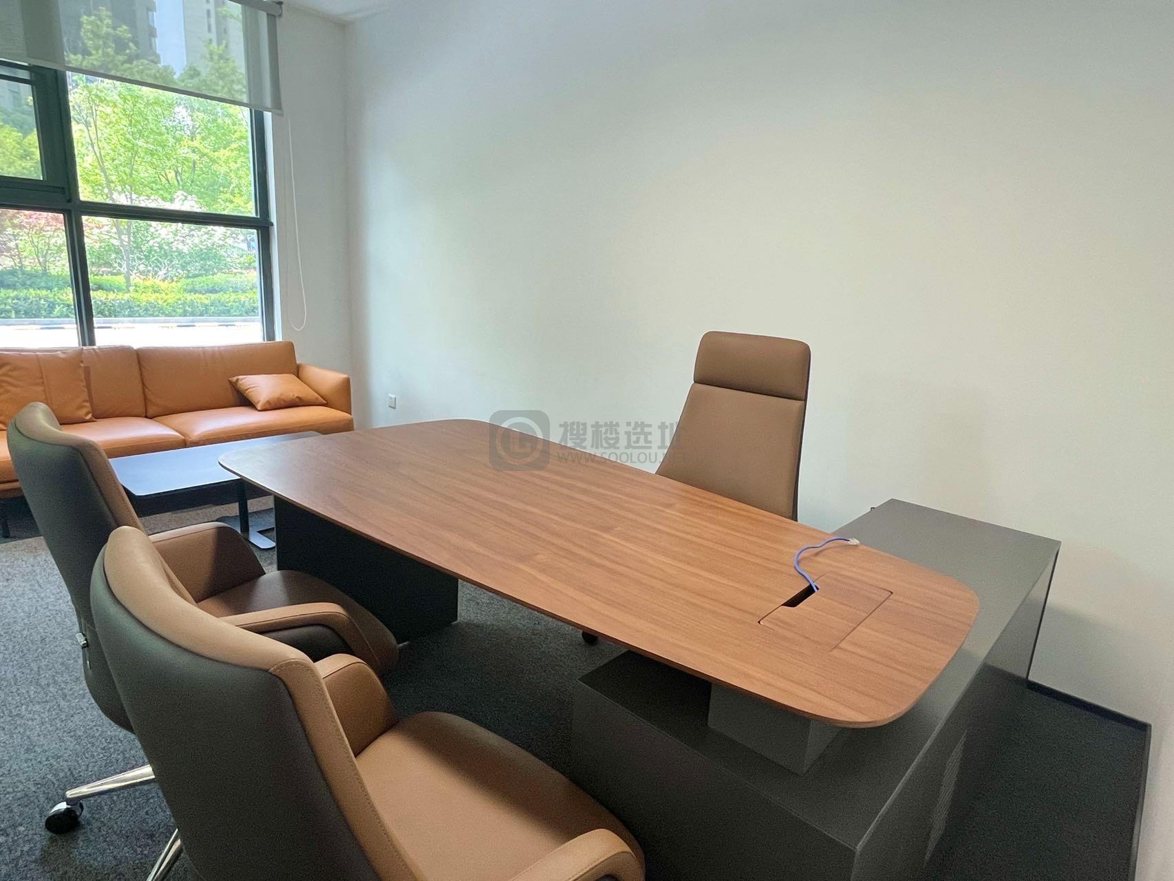 仁恒置地广场面积242平